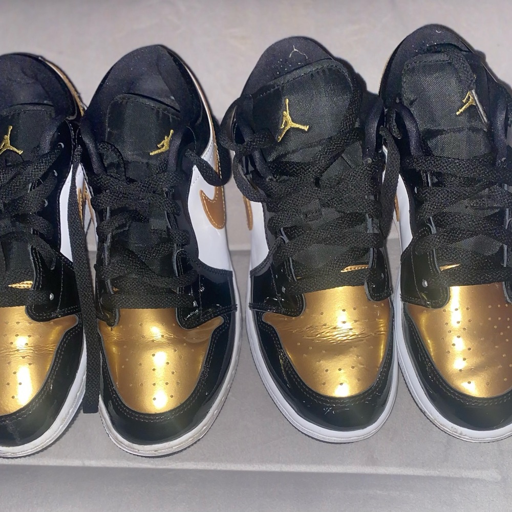 Sz 6Y Jordan 1 sneakers, the 7Y sold